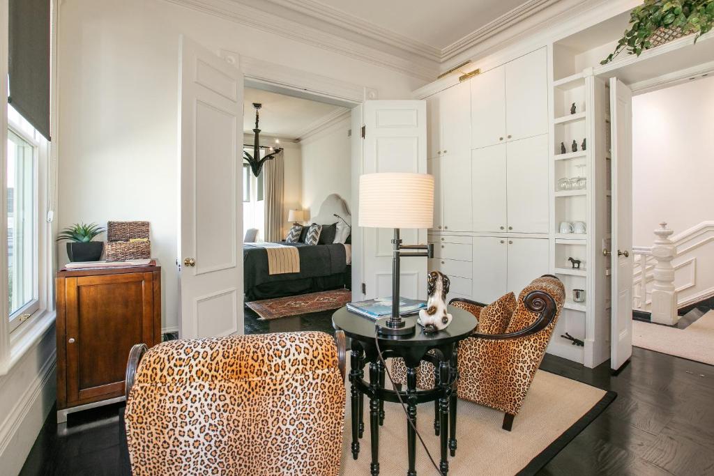 Pacific Heights Chic Jr Studio